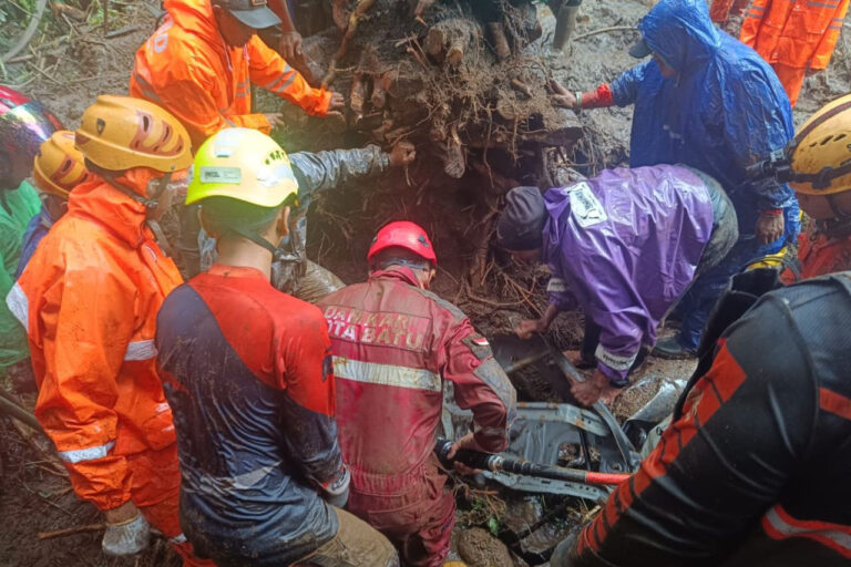 Kemensos Terjunkan Bantuan untuk Korban Longsor di Pacet Mojokerto
